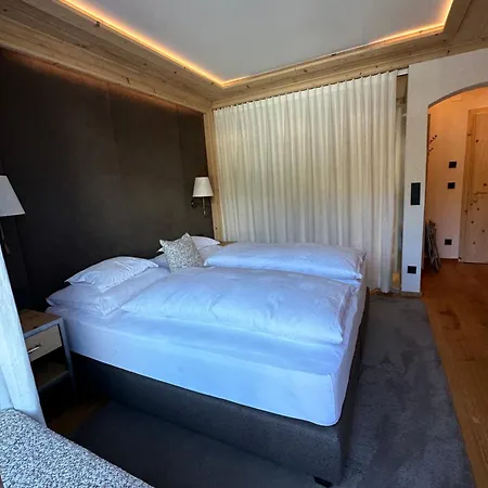 Hotel Alpenland - Fein & Klein, Zentral Und Ruhig Mit Modernem Wellnessbereich Lech am Arlberg